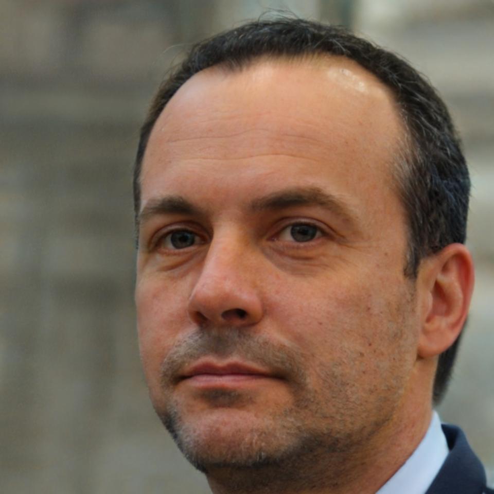 Rogelio Urdaneta dirigiendo taller de coordinación