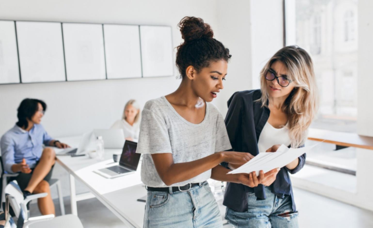 Sesión colaborativa de gimnasia coordinada en el estudio de Oeoulux mostrando el ambiente de aprendizaje grupal